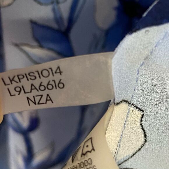 KARL LAGERFELD PARIS Floral-Print Wrap Blouse. Size L/XL - Picture 9 of 9